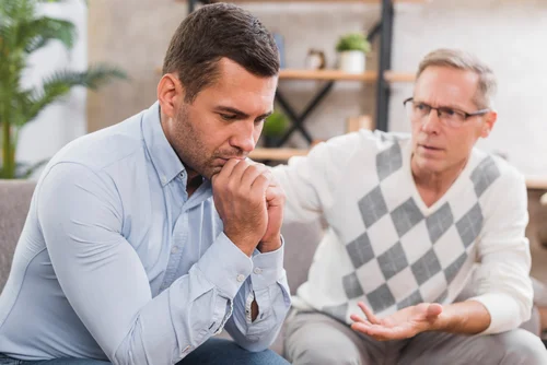 мужчина проходит лечение синдрома Жиля де ла Туретта